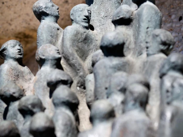 Bronzerelief des Zuccalmaglio-Denkmals mit Rednerfigur vor Menschengruppe