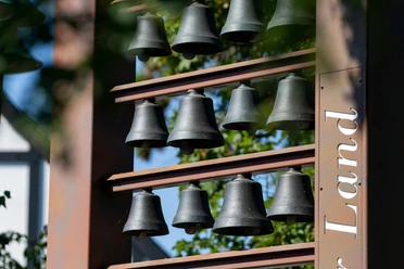 Glocken am Zuccalmaglio-Denkmal in Waldbröl im Metallrahmen