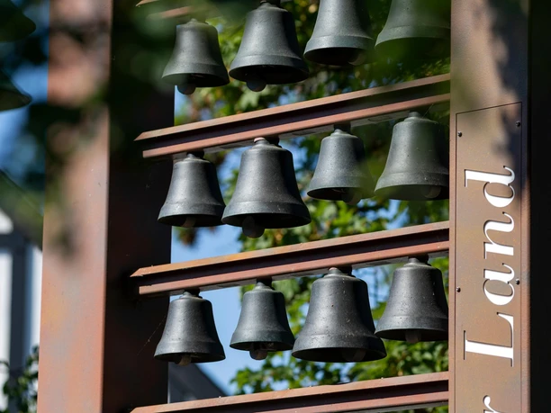 Glocken am Zuccalmaglio-Denkmal in Waldbröl im Metallrahmen