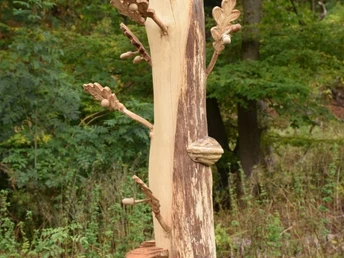 Holzfigur entlang des Weges
