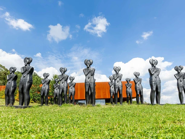 Blick auf Statuen und Gebäude Blick auf Statuen und Gebäude
