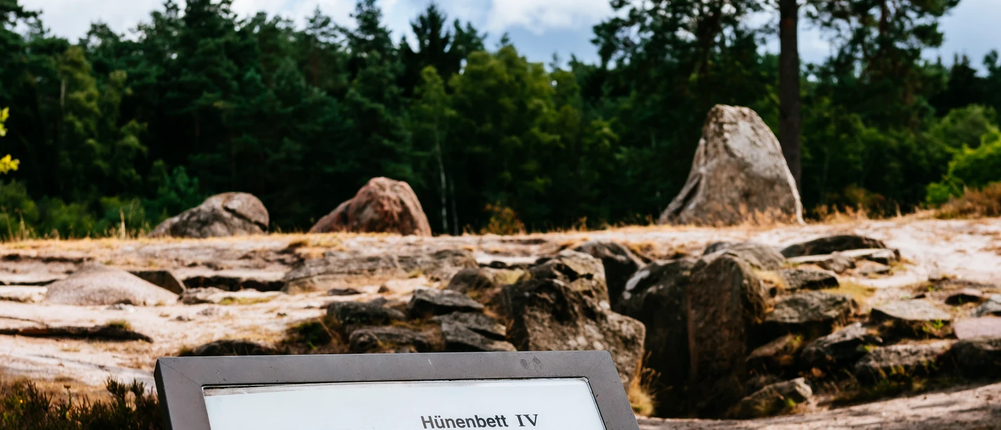 Oldendorfer Totenstatt Infotafel vor dem historischen Hünenbett IV in der Oldendorfer Totenstatt.