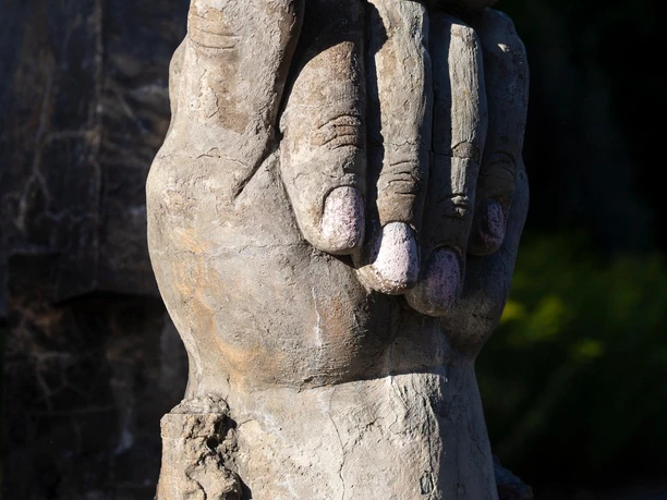 Nahaufnahme steinerner Hände am Säulenbrunnen von Michael Schwarze in Nümbrecht