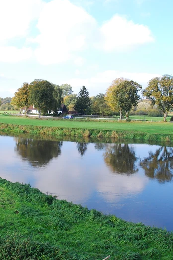 Moorhennies Leine Fährhaus liegt malerisch an einem ruhigen Fluss, umgeben von grüner Landschaft.Moorhennies Leine Fährhaus is picturesquely situated on a quiet river, surrounded by green countryside.Moorhennies Leine Fährhaus ligger malerisk ved en stille flod, omgivet af grønt landskab.Moorhennies Leine Fährhaus is schilderachtig gelegen aan een rustige rivier, omgeven door een groen landschap.