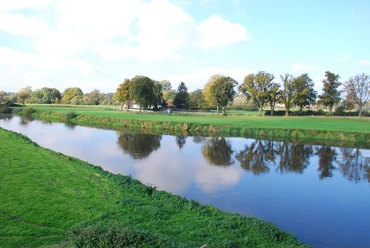 Moorhennies Leine Fährhaus Moorhennies Leine Fährhaus liegt malerisch an einem ruhigen Fluss, umgeben von grüner Landschaft.
