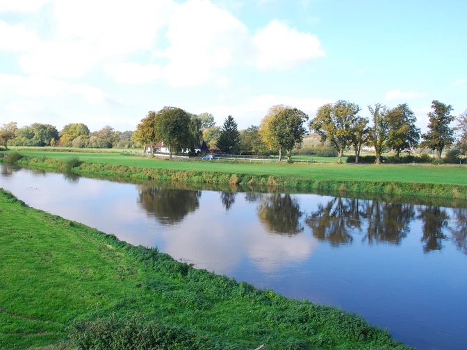 Moorhennies Leine Fährhaus Moorhennies Leine Fährhaus liegt malerisch an einem ruhigen Fluss, umgeben von grüner Landschaft.Moorhennies Leine Fährhaus is picturesquely situated on a quiet river, surrounded by green countryside.Moorhennies Leine Fährhaus ligger malerisk ved en stille flod, omgivet af grønt landskab.Moorhennies Leine Fährhaus is schilderachtig gelegen aan een rustige rivier, omgeven door een groen landschap.