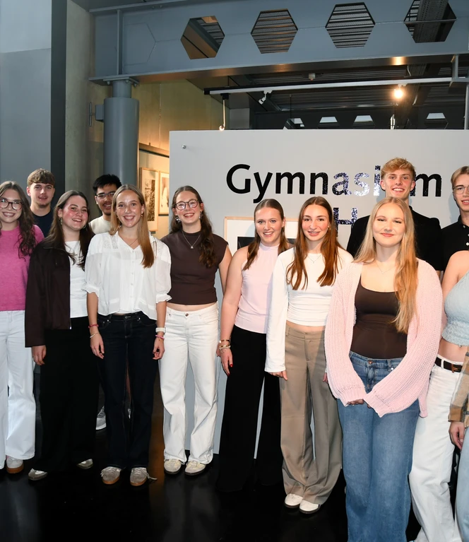 Gruppenbild der ehem. Klasse 11 vom Gymnasium Haren_bearbeitet ©Jörg Hillebrand.jpg