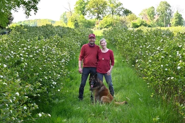 Dirk_Elke_Jari.jpg Dirk und Elke Beckerwerth mit ihrem Hund zwischen Obstbäumen