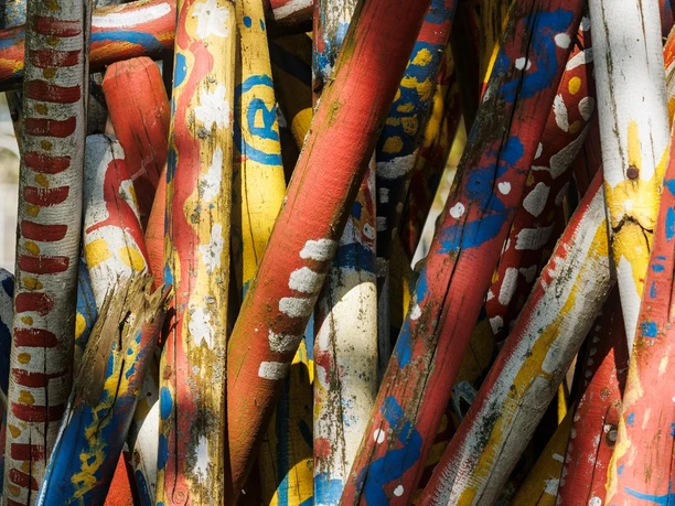 Bunte Holzstifte der Skulpturengruppe von Fritz Pietz in Nahaufnahme
