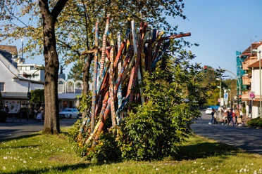 Bunte Buntstifte-Skulptur von Fritz Pietz auf einer Grünfläche in Leichlingen