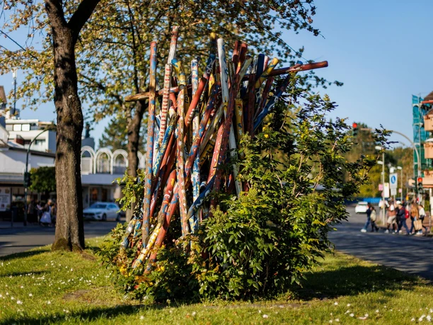 Bunte Buntstifte-Skulptur von Fritz Pietz auf einer Grünfläche in Leichlingen