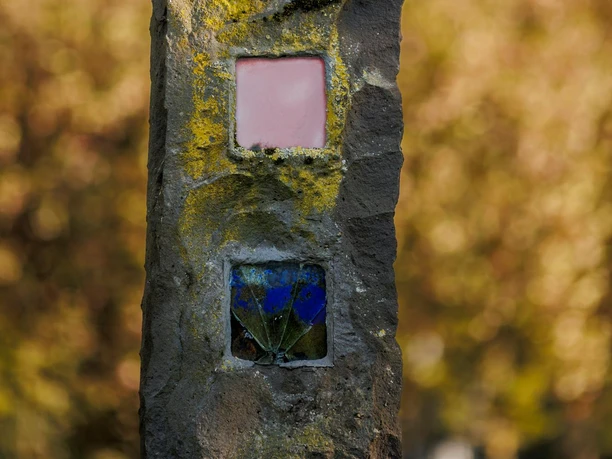 Moosbewachsene Basalt-Lava-Säule mit farbigen Glaseinsätzen