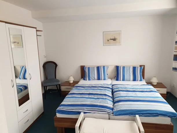 Doppelzimmer 1 Obergeschoss.jpg Doppelzimmer 1 Obergeschoss.jpg