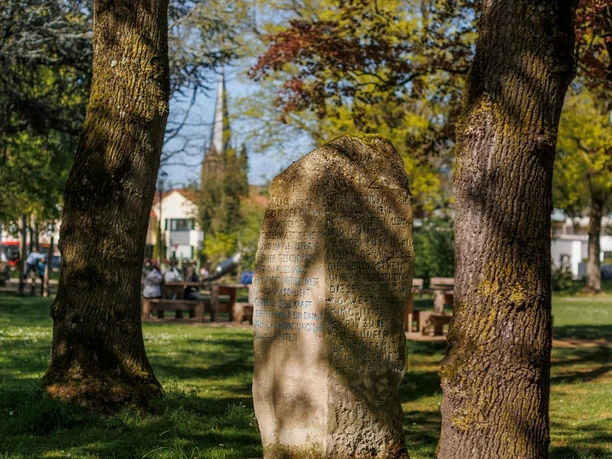 Sprechender Stein von Berthold Welter zwischen Bäumen im Park in Leichlingen