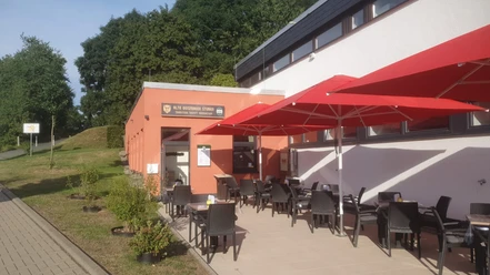 Eingang und Terrasse der alten Geismarer Stuben Zu sehen ist der Eingangsbereich und die Terrasse der alten Geismarer Stuben in Frankenberg (Eder) OT Geismar.
