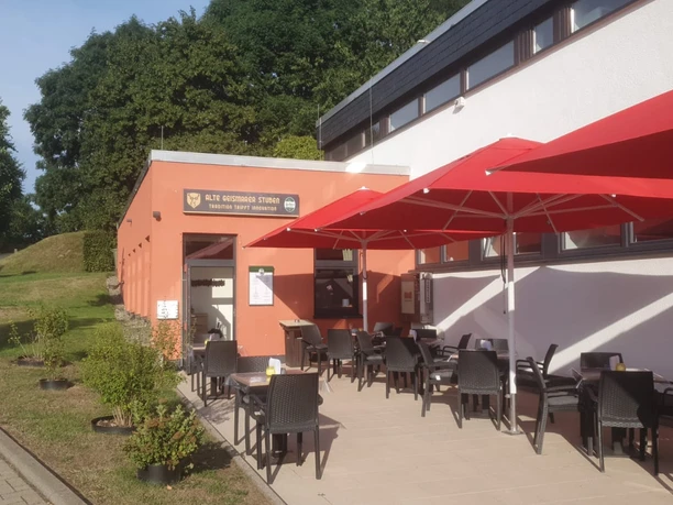 Eingang und Terrasse der alten Geismarer Stuben Zu sehen ist der Eingangsbereich und die Terrasse der alten Geismarer Stuben in Frankenberg (Eder) OT Geismar.