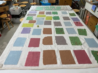 Papier Geschöpftes Papier in verschiedenen Farben auf einem Tisch
