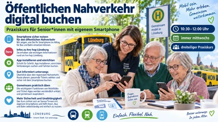 Plakat: Seniorinnen und Senior üben Smartphone-Buchung für Bus und Bahn in Lüneburg.