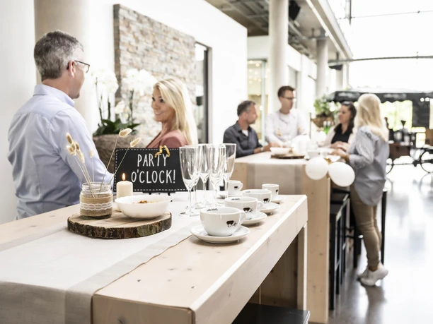 Judith's Kaffeewerk_Gäste am Tisch.jpg Judith's Kaffeewerk_Gäste am Tisch.jpg