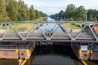Radfahrer auf Schleusenbrücke bei Witzeeze am Elbe-Lübeck-Kanal Radfahrer auf Schleusenbrücke bei Witzeeze am Elbe-Lübeck-Kanal.