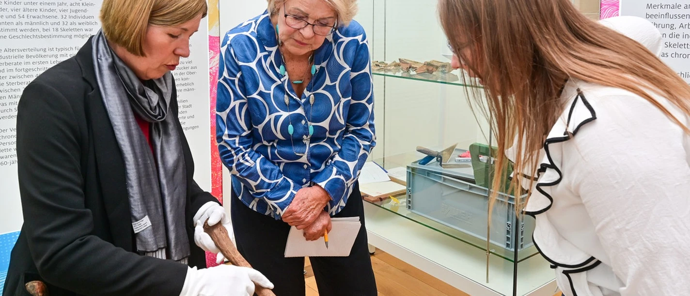 Die Anthropologin Dr. Bettina Jungklaus (l.) erklärt ein Krankheitsbild an einem Oberschenkelknochen. Foto Andreas Greiner-Napp_Museum Wolfenbüttel.jpg