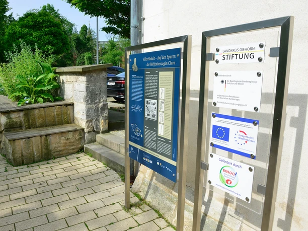 Hinweistafel am Gifhorner Schloss zur Allerhoheit Hinweistafel am Gifhorner Schloss zur Allerhoheit