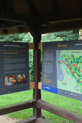 Schautafeln am Walderlebnispfad KnesebeckDisplay boards on the Knesebeck forest adventure trailUdstillingstavler på oplevelsesstien i Knesebeck-skovenPresentatieborden op het Knesebeck bosleerpad
