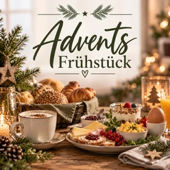 Adventsfrühstück Adventsontbijt met broodjes, croissants, eieren, koffie en kaarslicht.