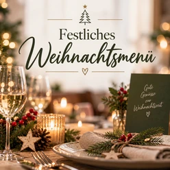 Festlich gedeckter Weihnachtstisch mit Kerzen, Weingläsern und Schriftzug Weihnachtsmenü.