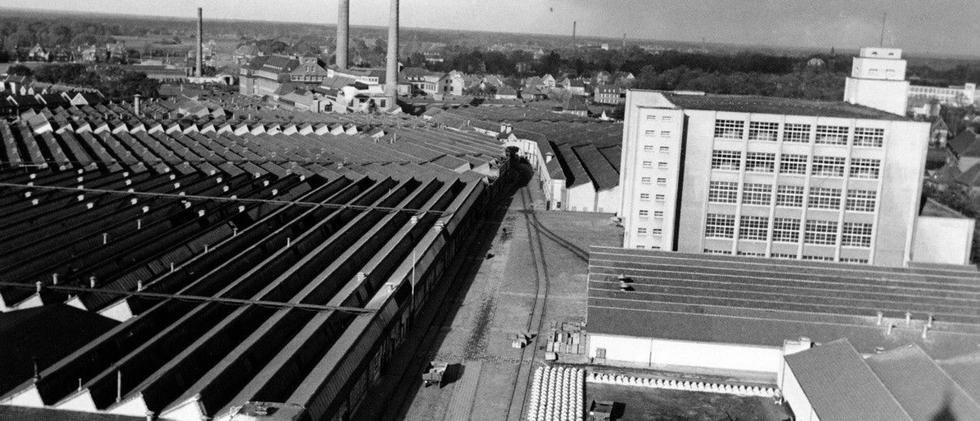 1942 ND Firmengelände Hochbau Sheddach Foto Dr Paul Wolff.jpg