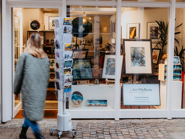 Außen-Ansicht Atelier mit Besucherin