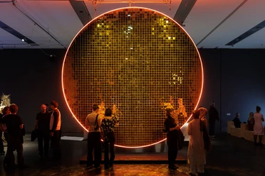 Leuchtende Kreisinstallation in der Ausstellung return mit Besuchergruppen im Raum