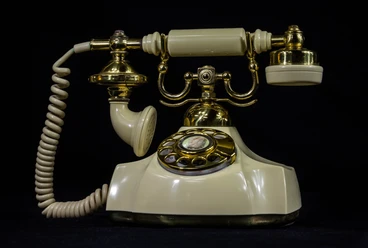 Telefonmuseum Antikes Telefon mit Wählscheibe