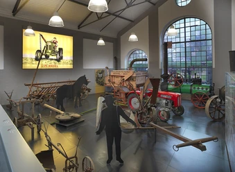 Landtechnik-Ausstellung mit Traktor, Dampfmaschine und historischen Ackergeräten im Museum