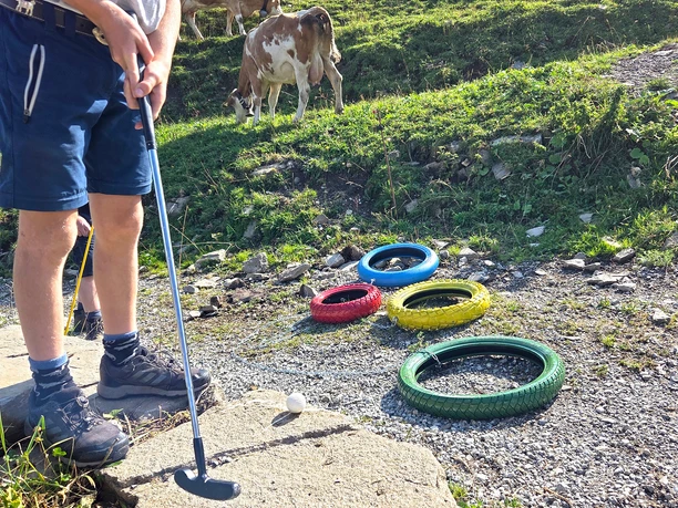 Bunte Reifen dienen als Ziel beim Berggolf