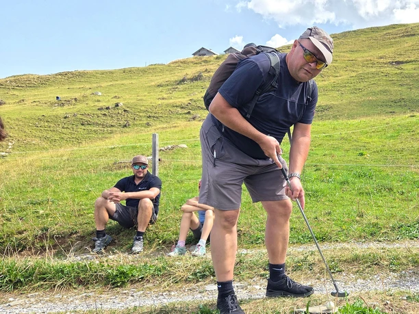 Un homme joue au golf de montagne en pleine nature