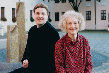 Dame Emma Kirkby und Florian Franke sitzend