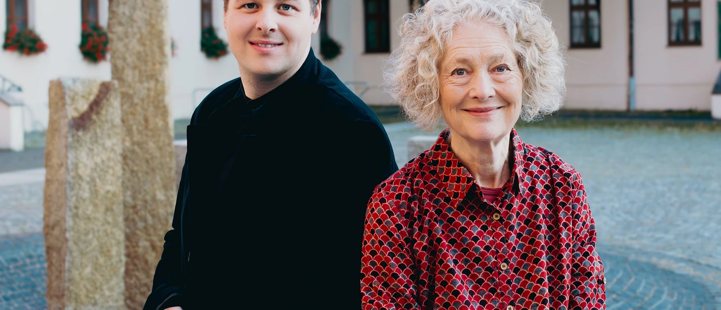 Dame Emma Kirkby und Florian Franke sitzend