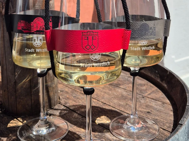 Weinglaser und Weinhalterungen Weinglaser und Weinhalterungen
