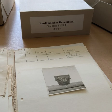 Zahlreiche Aktenmaterial von Dr. Elisabeth Schlicht, welches für das Projekt gesichtet und mit den digitalen Fundstelleneinträgen abgeglichen wurde. © EHB.jpg