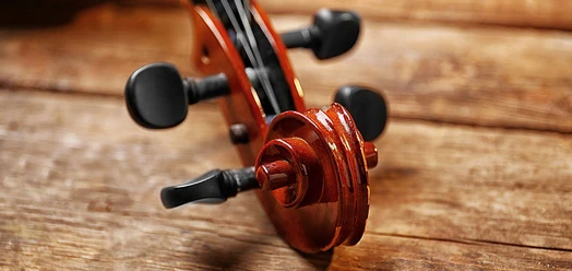 selected_csm_cropmiddle_Grieg_und_Schostakowitsch_violin-neck-wooden-background_685b337c72.jpg