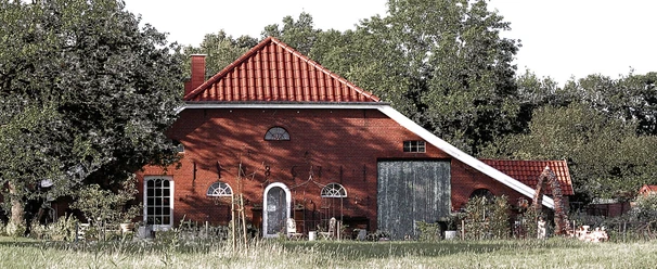 Adventsausstellung im Glockenhaus Backemoor Rotes Backsteinhaus mit rotem Ziegeldach, Wiese und Bäumen am Atelier Glockenhaus