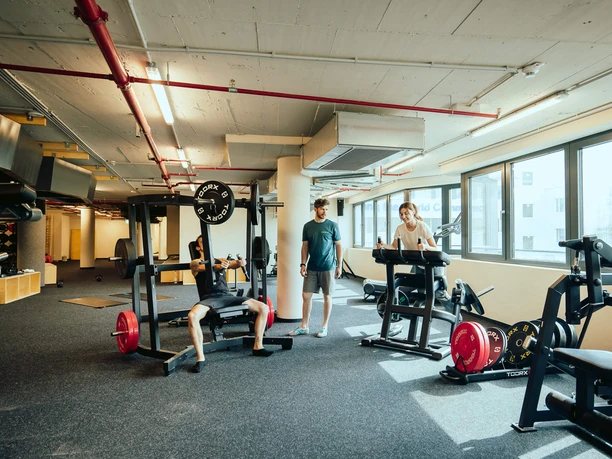 Trainingsbereich mit Kraftgeräten und Personen beim Training in Köln