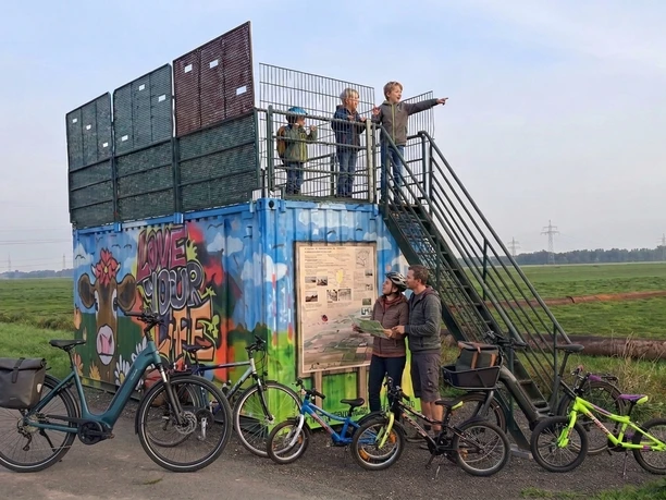 Aussichtsplattform Natur Graffiti Familie Ostfriesland Ausflug Westoverledingen.jpg Aussichtsplattform Natur Graffiti Familie Ostfriesland Ausflug Westoverledingen.jpg