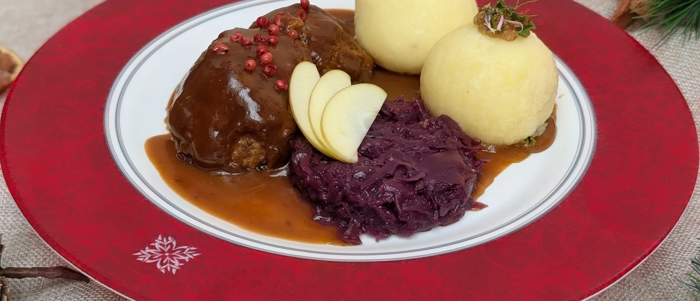 Teller mit Thüringer Klößen und Rouladen