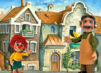 Meister Eder und sein Pumuckl Pumuckl und Meister Eder als Figuren vor einer bemalten Häuserkulisse