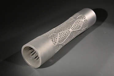 Grauer Gegenstand, der mit dem 3D-Drucker hergestellt wurde