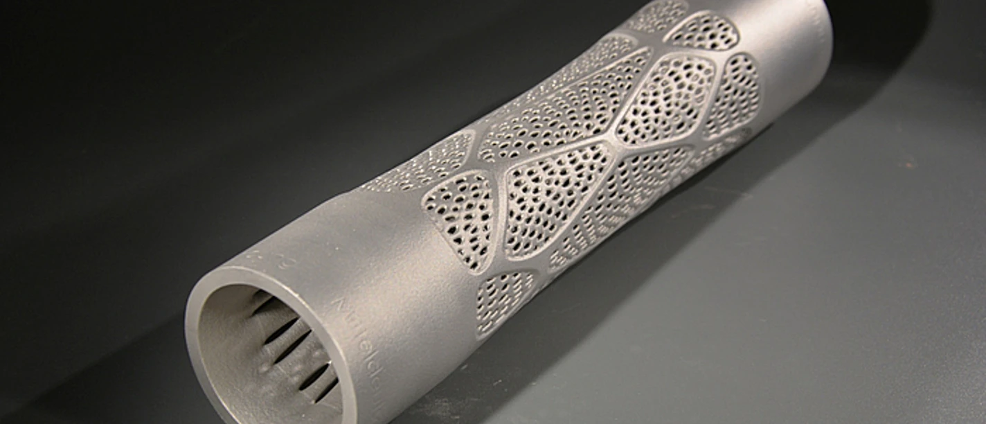 Grauer Gegenstand, der mit dem 3D-Drucker hergestellt wurde