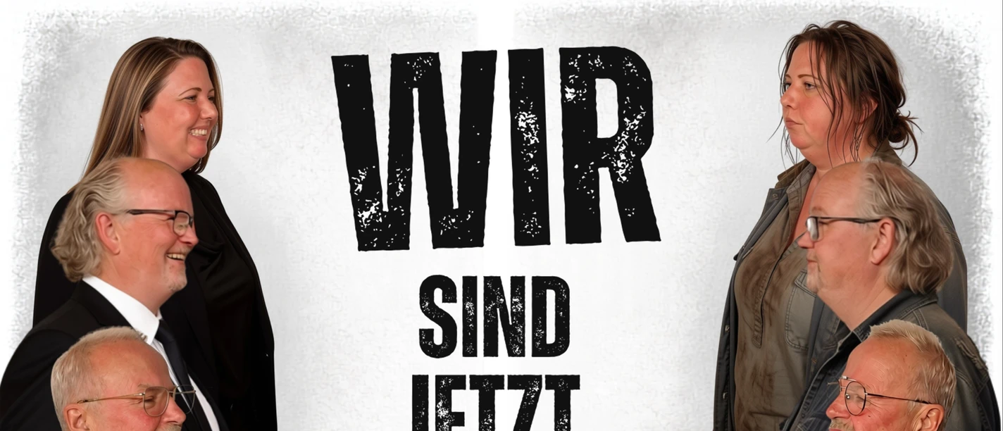 Stichlinge 2027 Plakatbild Auf der linken Seite 5 Personen im schwarzen Anzug, auf der rechten Seite die gleichen Personen in Lederjacke.