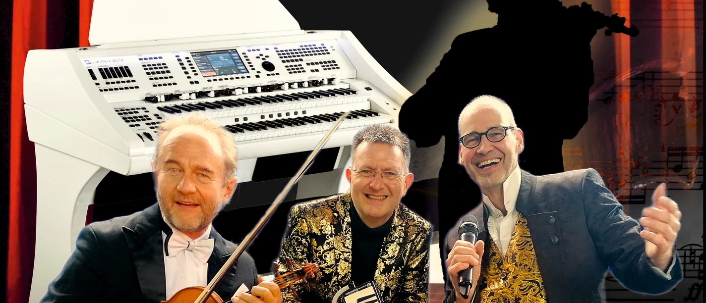 Drei Musiker mit Geige, Melodica und Mikrofon vor Orgel und Bühnenvorhang.